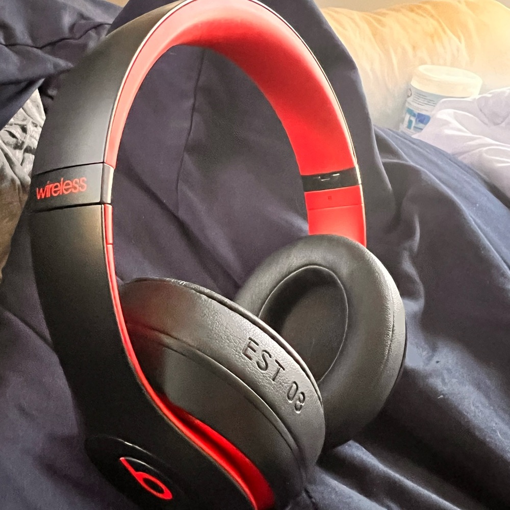 Dre Beats 10th Anniversary Black & Red Wireless Studio 3.. Excellent Condition